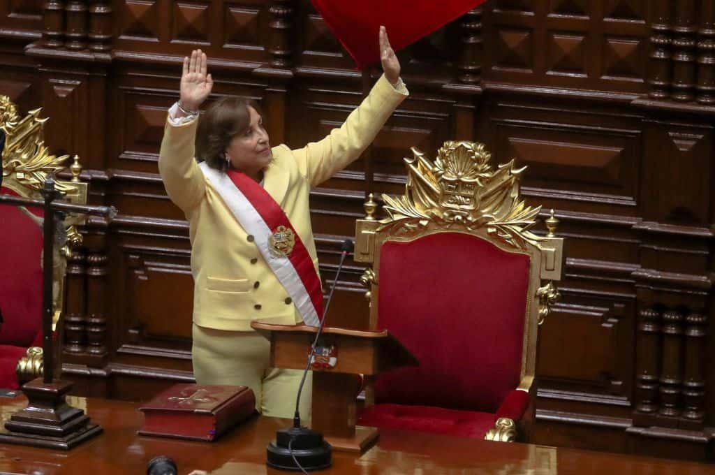 Quién es Dina Boluarte, la primera presidenta en la historia del Perú
