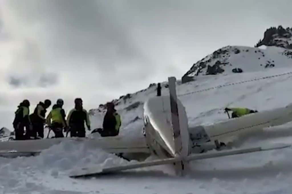 Video: avioneta aterrizó de emergencia en medio de los Alpes italianos