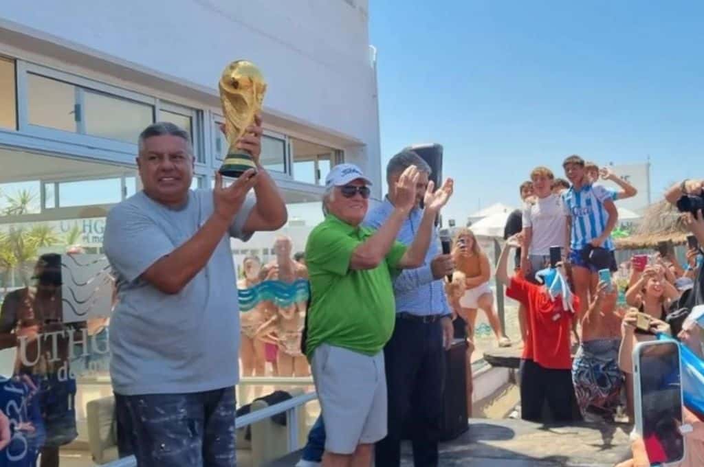 Chiqui Tapia se fue a la playa con la Copa del Mundo