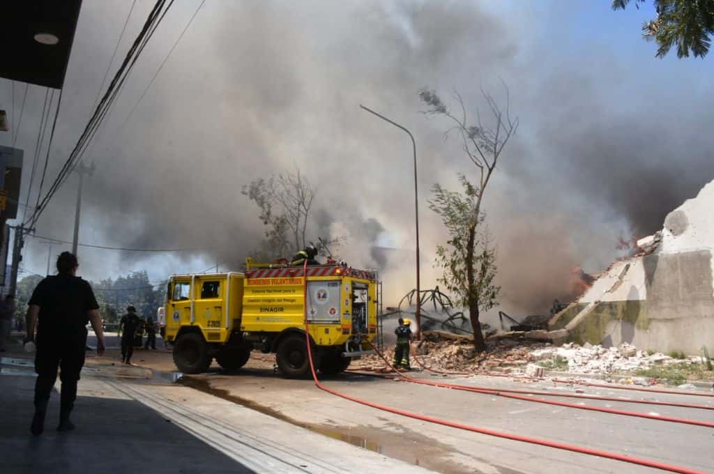 Se originó un gran incendio en una distribuidora en el norte de la ciudad de Santa Fe