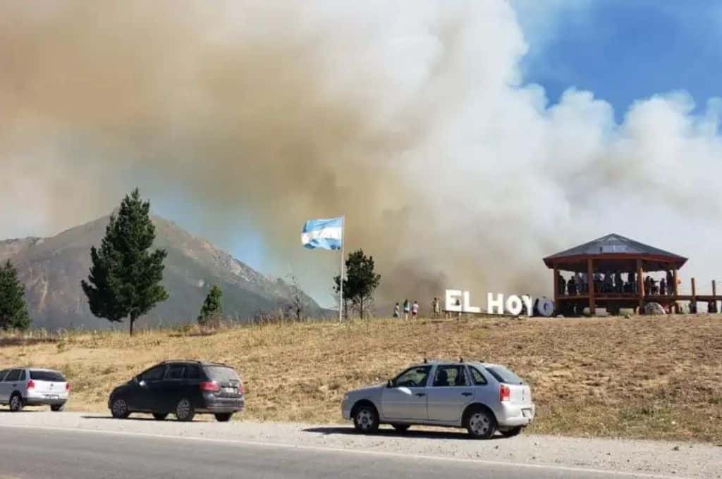 Chubut: un devastador incendio forestal se desató en el cerro Currumahuida y la zona debió ser evacuada