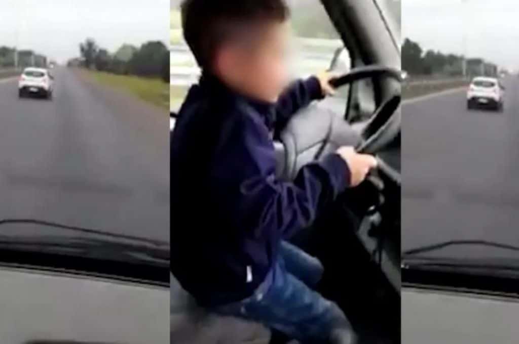 Filmó a su hijo de 7 años manejando su camión en plena autopista: la insólita respuesta del padre