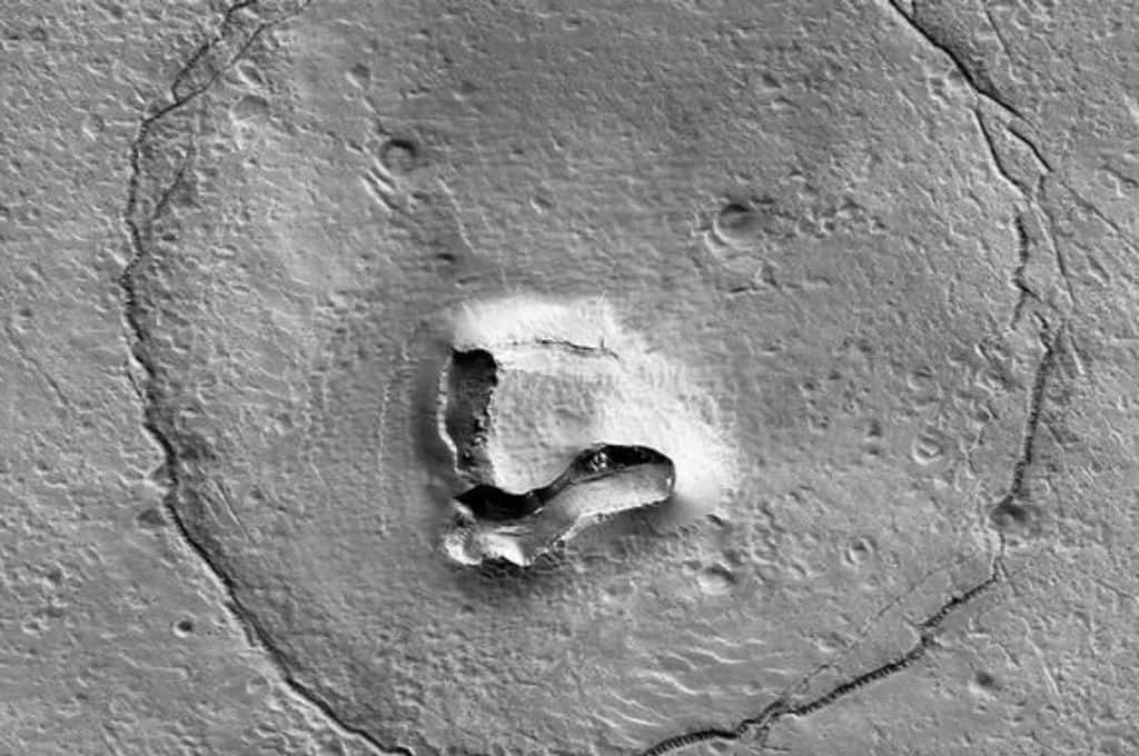¿Un “oso” en Marte?: astrónomos de la NASA acaban de descubrir un llamativo cráter