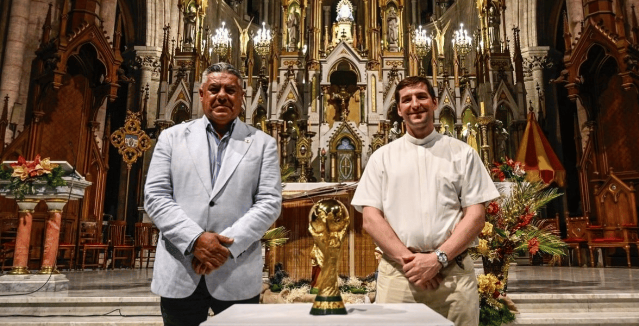Chiqui Tapia llevó la Copa del Mundo a la Basílica de Luján