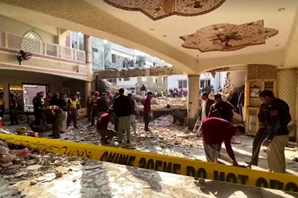 Pakistán: asciende a 61 el número de policías muertos por el atentado suicida en una mezquita