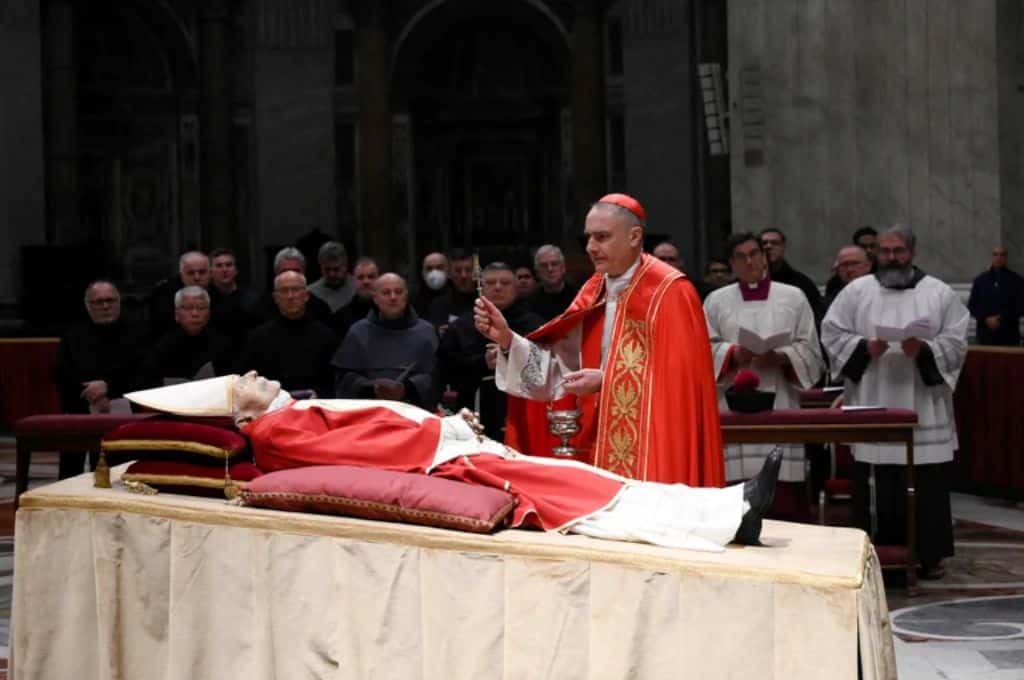 En la basílica de San Pedro, se abrió la capilla ardiente para despedir a Benedicto XVI