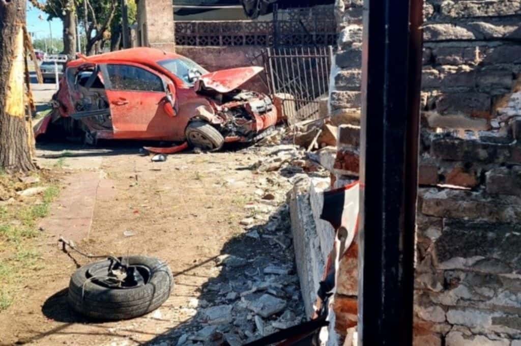 Rosario: una joven estrelló su auto contra una casa y les destrozó el frente