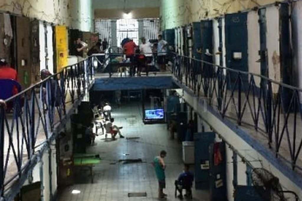 Cárcel de Coronda: secuestraron 7 celulares en el baño de agentes penitenciarios