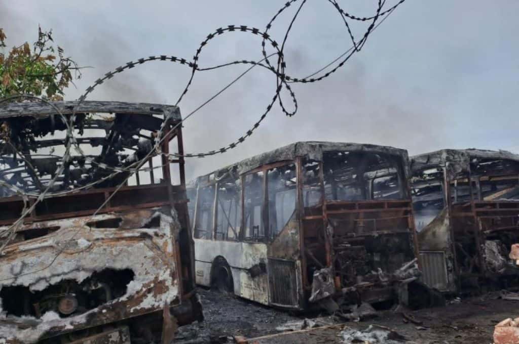 Voraz incendio en una ex terminal de colectivos en Berazategui
