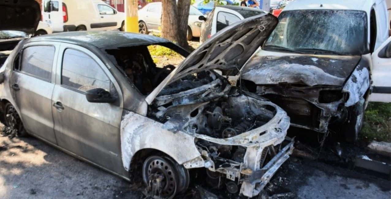 Rosario: arrojaron una molotov e incendiaron cuatro autos frente a una comisaría