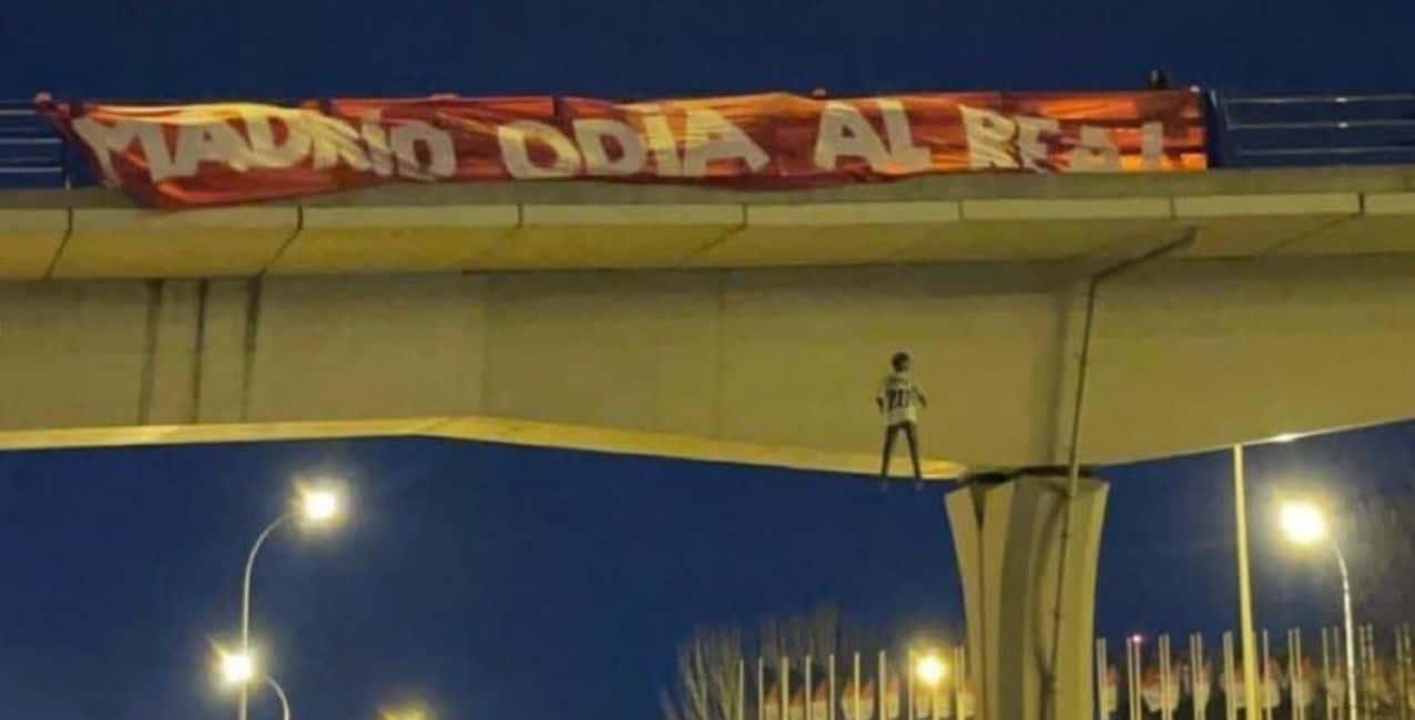Escandalosa actitud de hinchas del Madrid: colgaron un muñeco de un jugador del Real en un puente