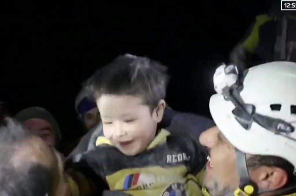 Una sonrisa esperanzadora y la felicidad de un nene tras ser rescatado entre los escombros en Siria