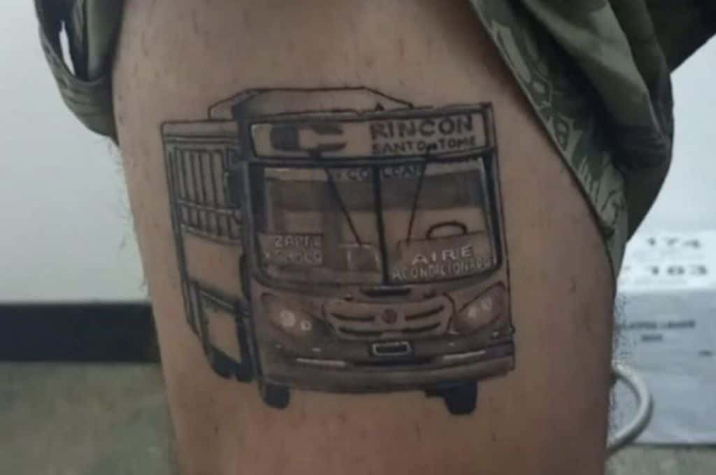 Un recuerdo para toda la vida: un santafesino se tatuó el colectivo en el que viajó durante más 10 años