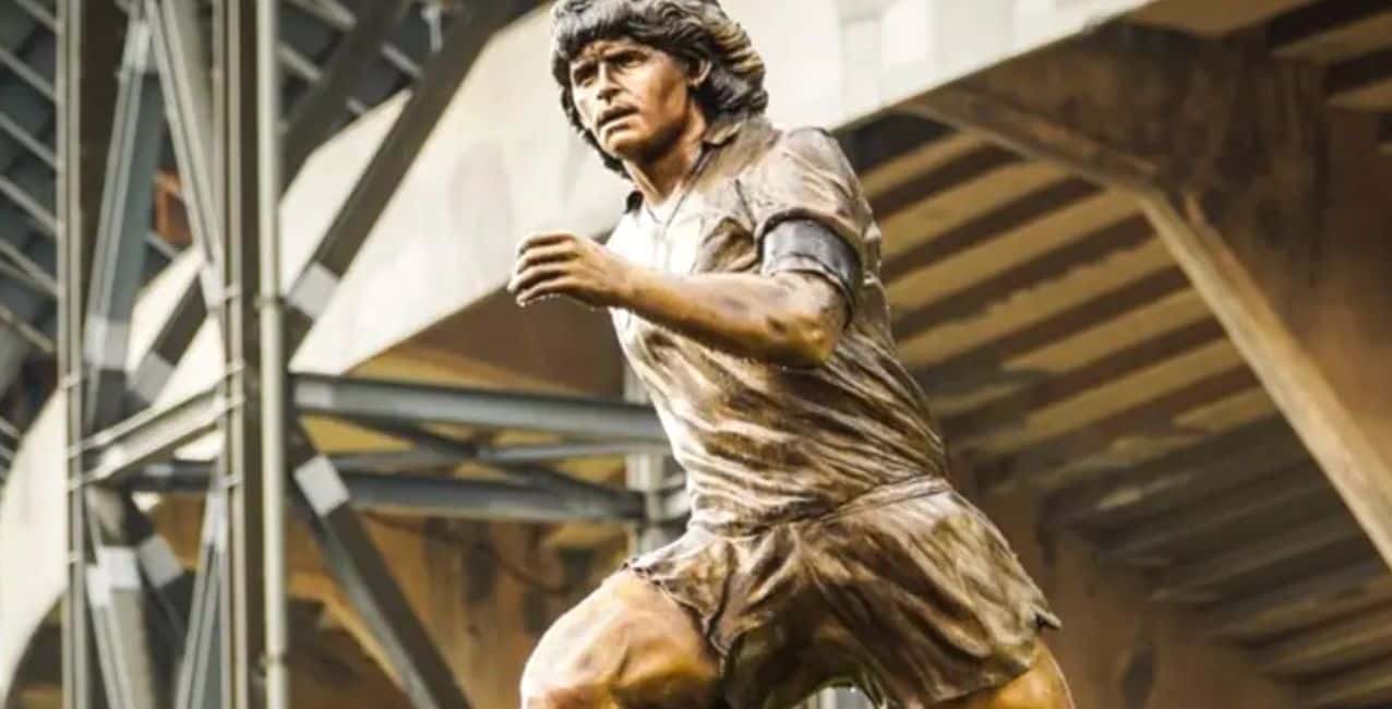 Napoli sacó la estatua de Maradona de su estadio