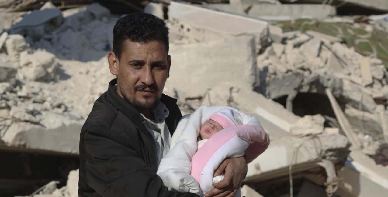 La niña siria que nació entre los escombros fue adoptada por sus tíos