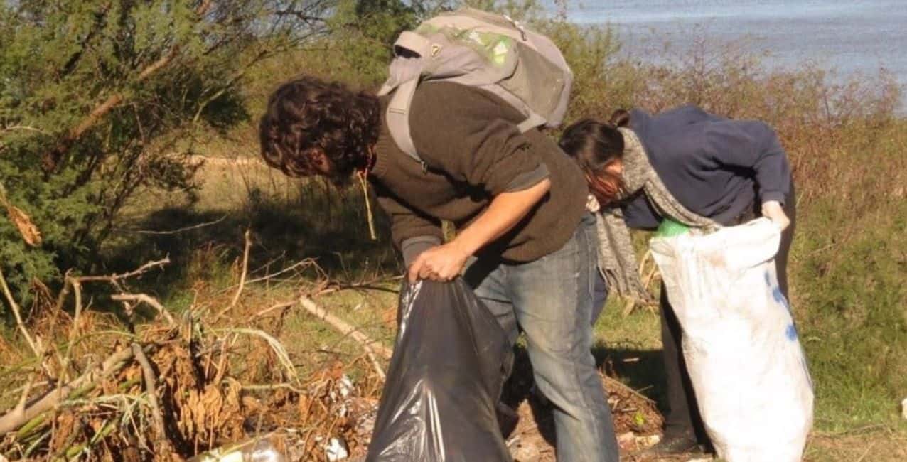 Pescadores lanzan una iniciativa para retirar la basura del humedal de la Setúbal