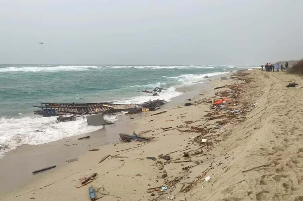 Naufragio en la costa de Italia: al menos 59 migrantes murieron