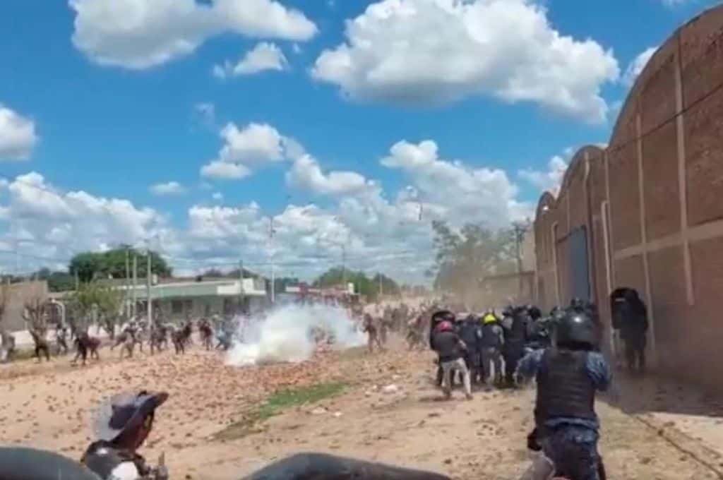Pueblada en Chaco: coparon una comisaría y destrozaron un juzgado por la desaparición de un joven wichí