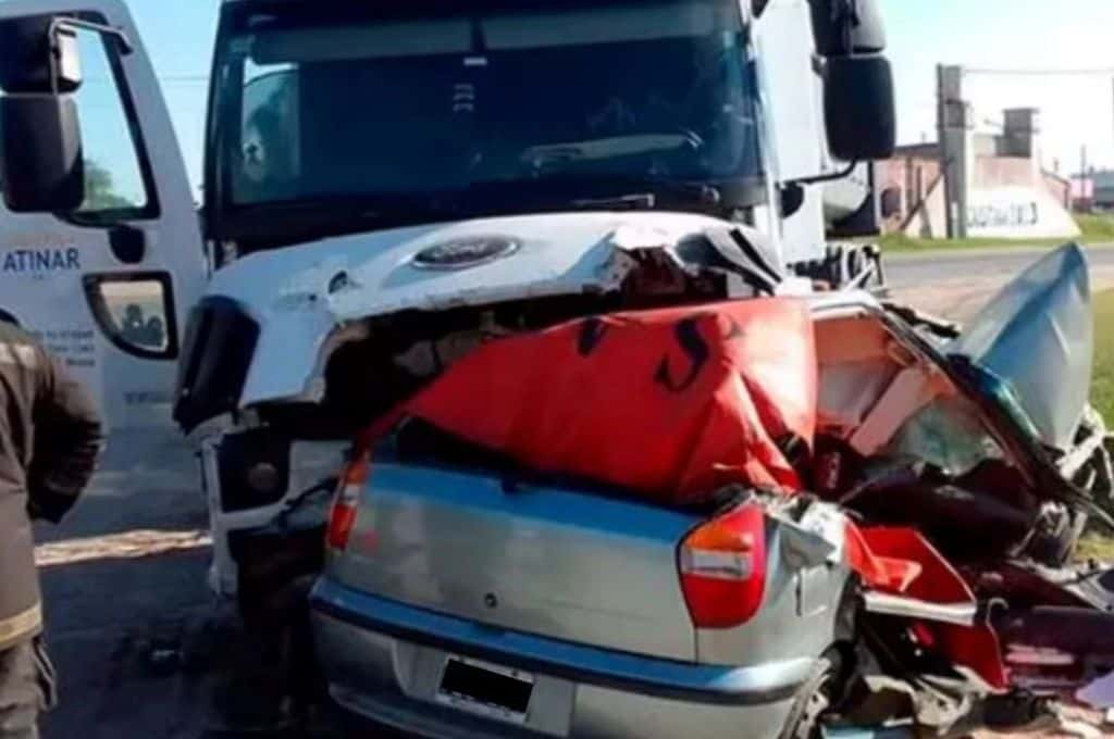 Accidente fatal en Saladillo: un camión chocó contra un auto y fallecieron cinco personas