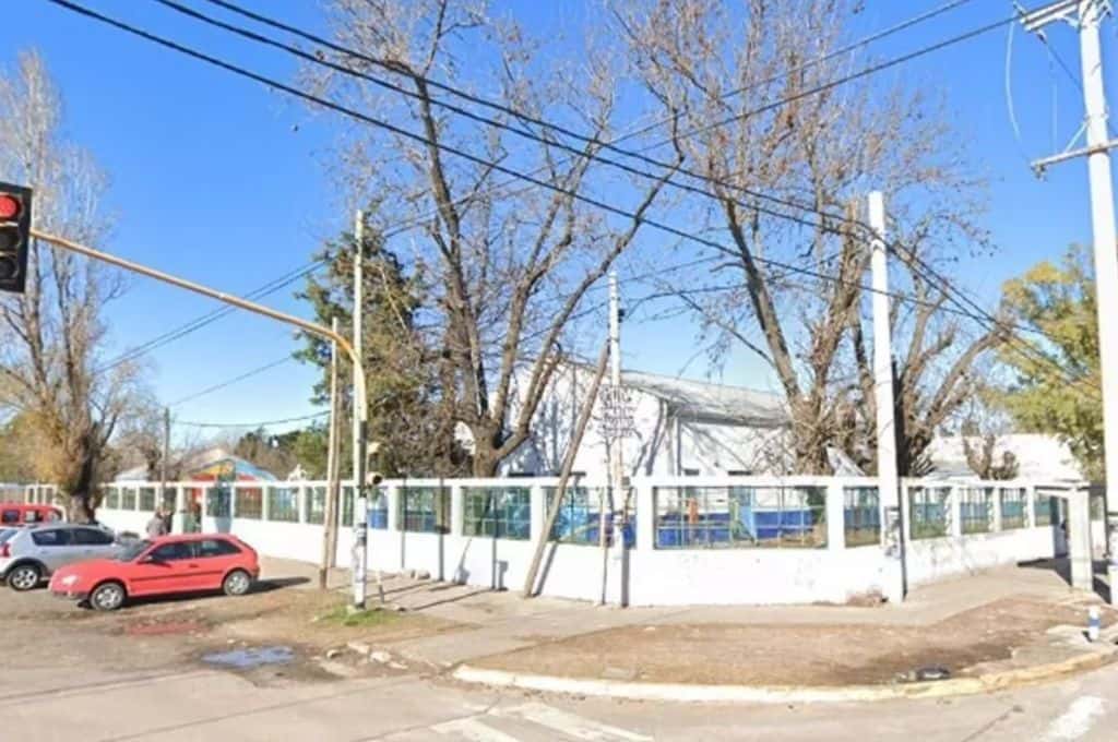 Terror en La Plata: un hombre entró armado a un jardín y amenazó con “volar todo”