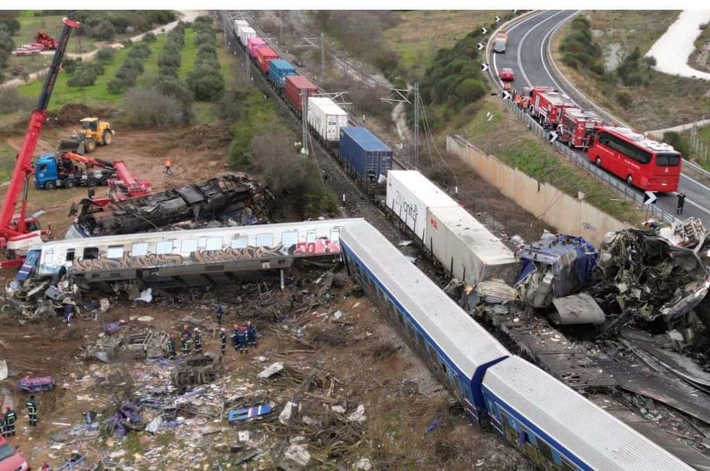Choque de trenes en Grecia: al menos 36 muertos y más de 100 personas heridas