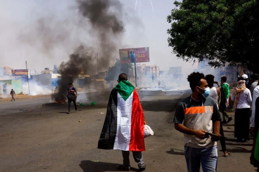 Ascienden a 100 los muertos por tercer día consecutivo de violentos enfrentamientos en Sudán