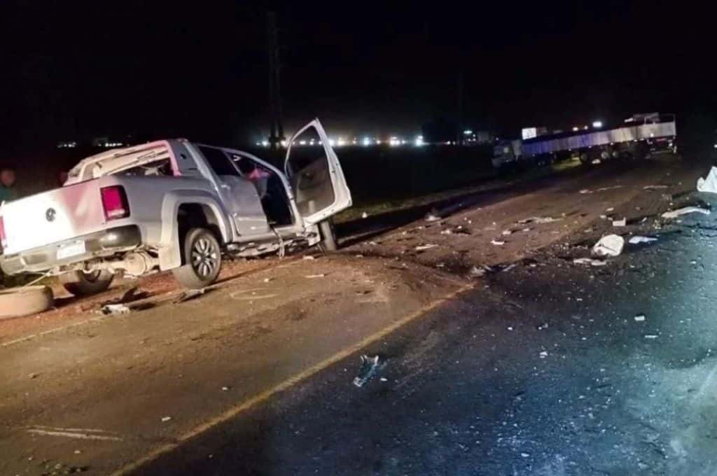 Venado Tuerto: una mujer murió en un violento choque frontal entre una camioneta y un camión