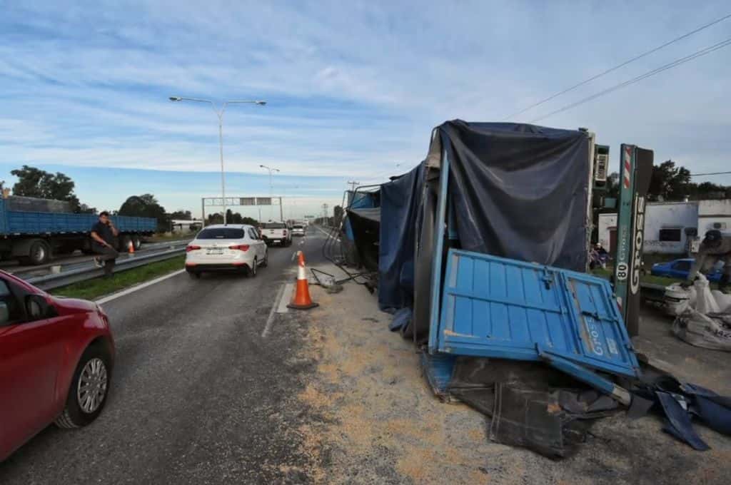 Ruta 168: chofer volcó el camión con 20 toneladas de maíz y evitó una tragedia