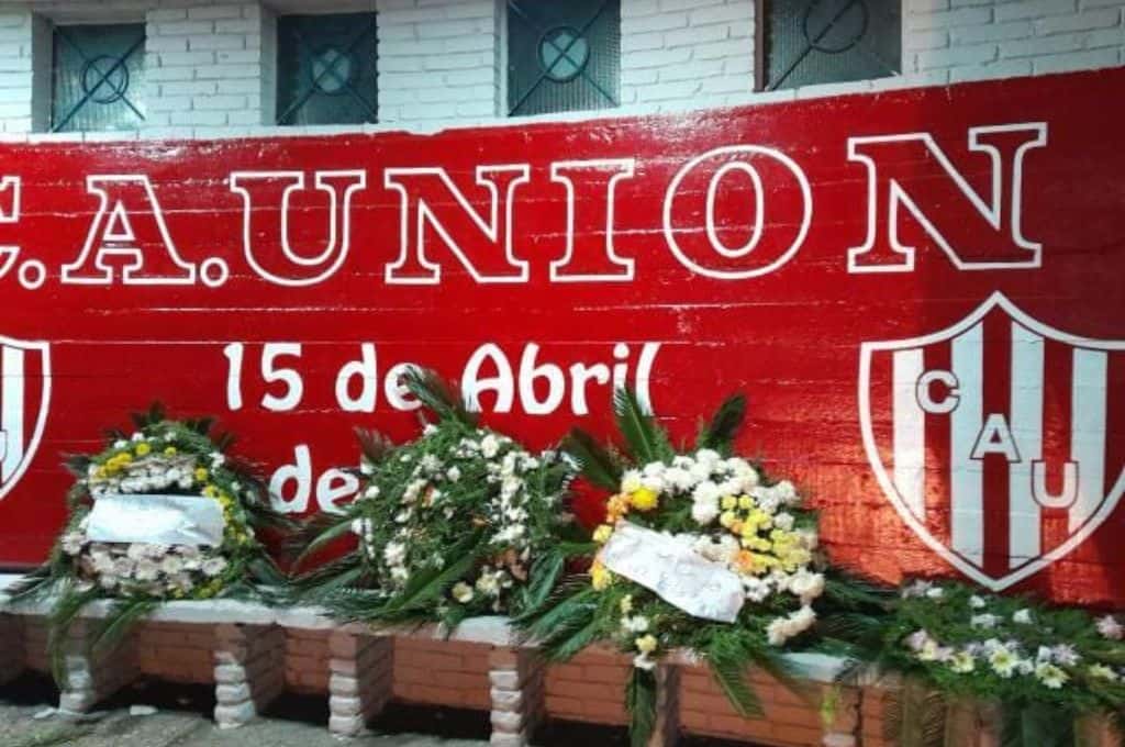 Dejaron coronas de flores con mensajes en la puerta del club Unión