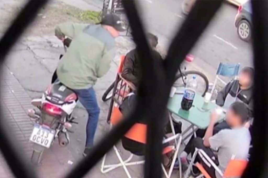 Video: motochorro arrebató los celulares a cinco chicos afuera de una kiosco