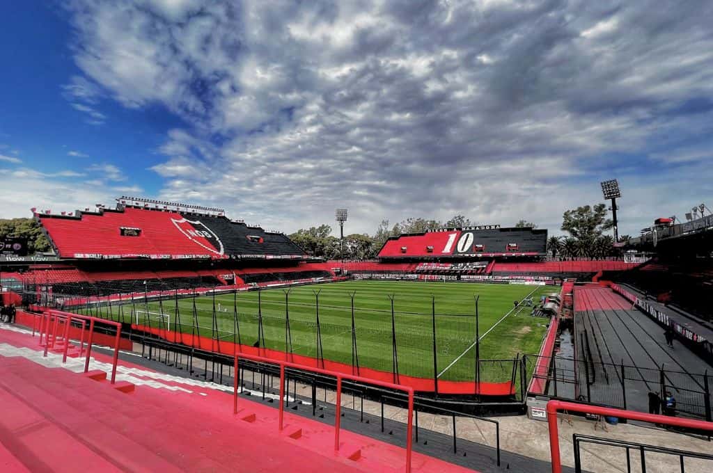Allanaron el estadio de Newell’s por la bandera de Los Monos que se desplegó en la despedida de Maxi Rodríguez