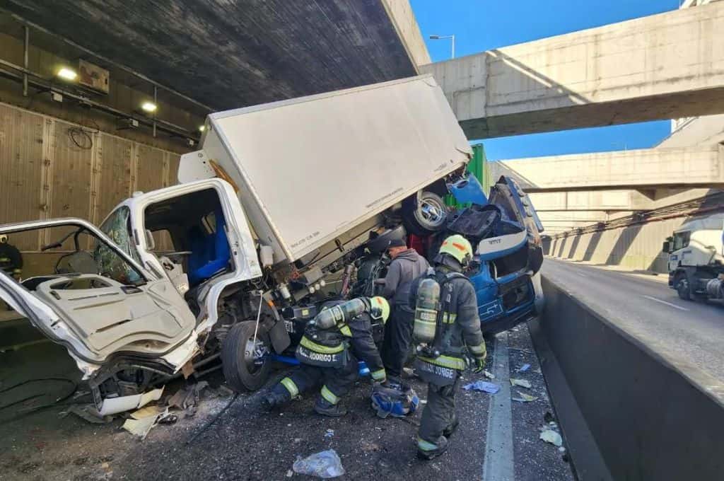 Impresionante accidente en el Paseo del Bajo: un conductor quedó atrapado tras un fuerte choque de camiones y está grave