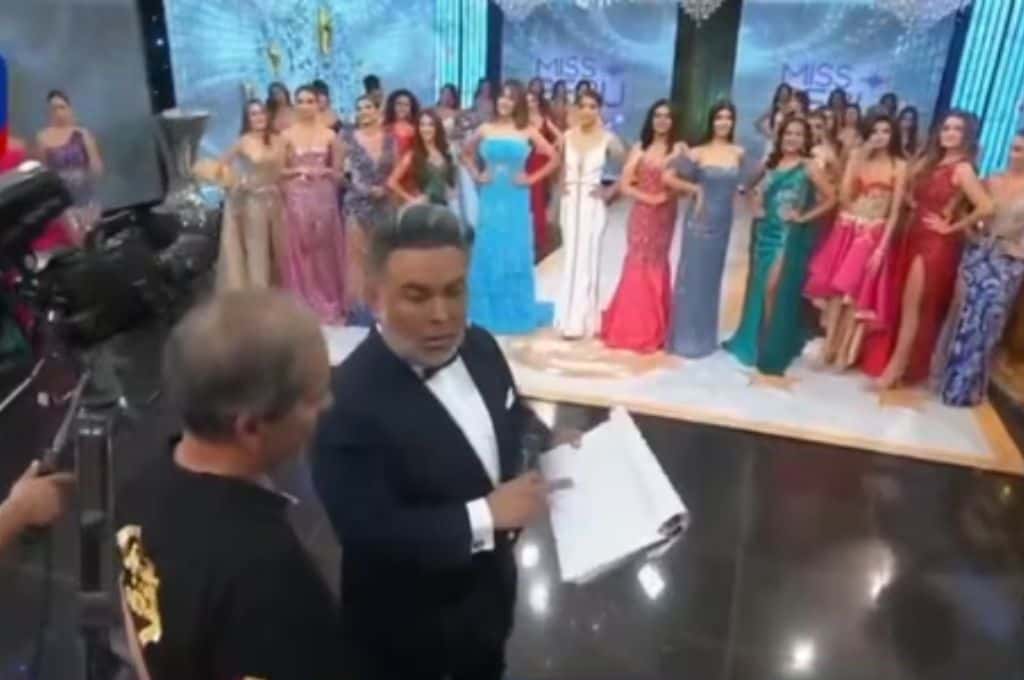 El presentador de Miss Perú 2023 echó en vivo a su productor: mirá el insólito motivo
