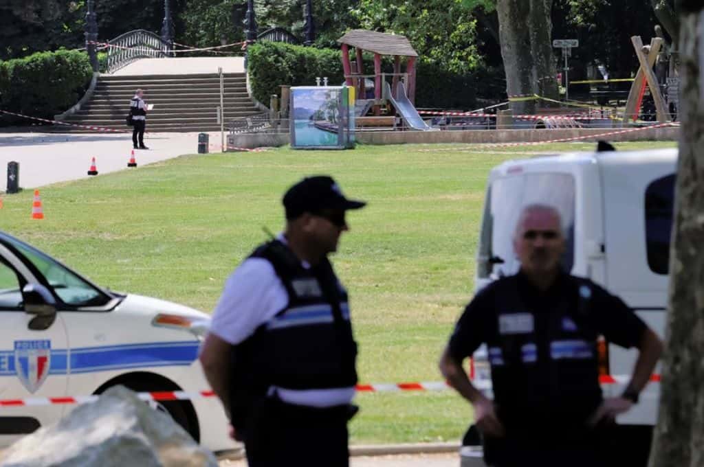 Francia: un feroz ataque a cuchillazos en un parque dejó al menos cinco heridos, entre ellos cuatro niños