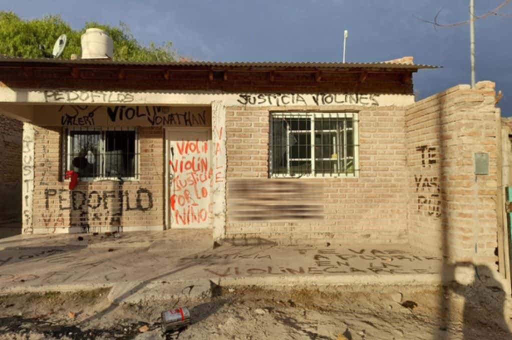 Horror en General Roca: abusaban de sus hijos, fueron detenidos y los vecinos destruyeron la vivienda 