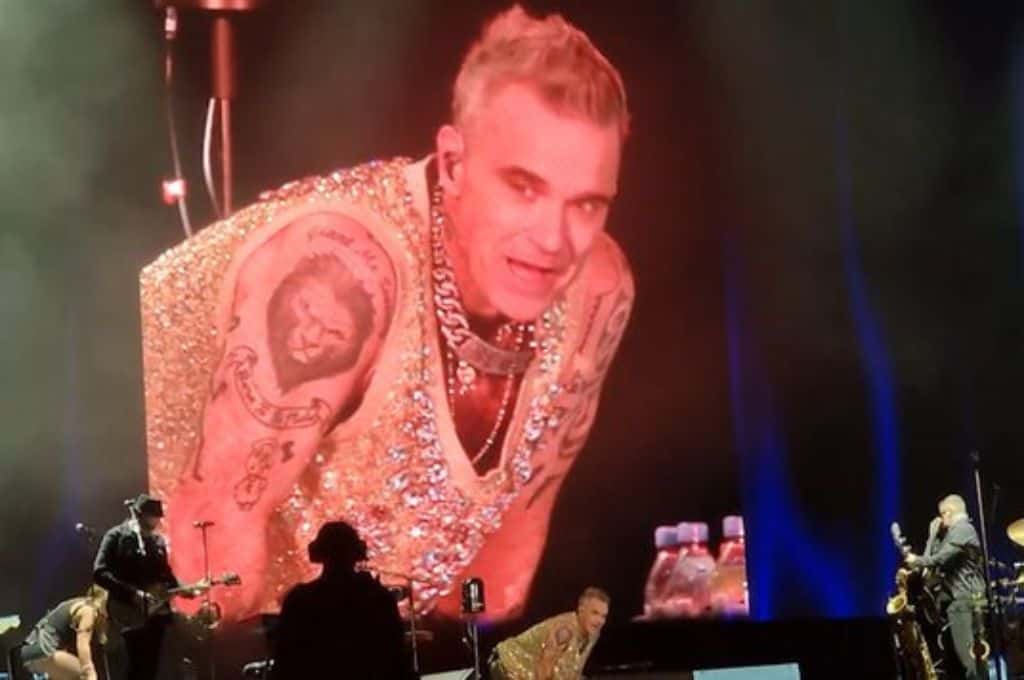 Video: Robbie Williams tuvo que detener un concierto por problemas respiratorios