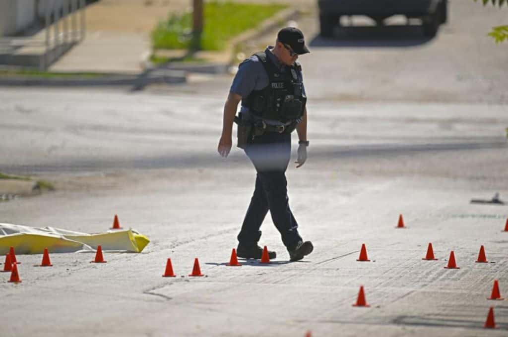 Un tiroteo en Kansas dejó al menos tres muertos y cinco heridos