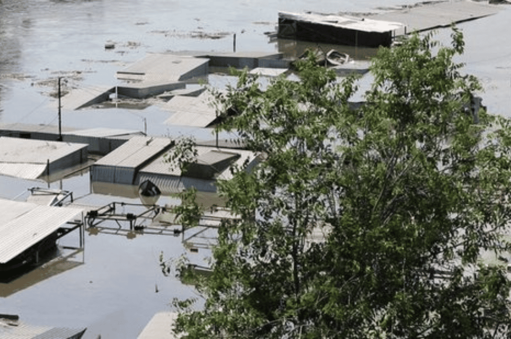 Ucrania denunció a Rusia por enterrar en fosas a muertos por las inundaciones
