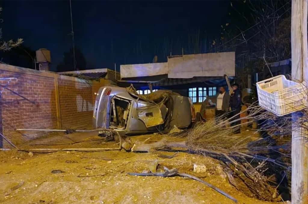 Mendoza: 2 mujeres chocaron contra un árbol, salieron despedidas del auto y una de ellas murió