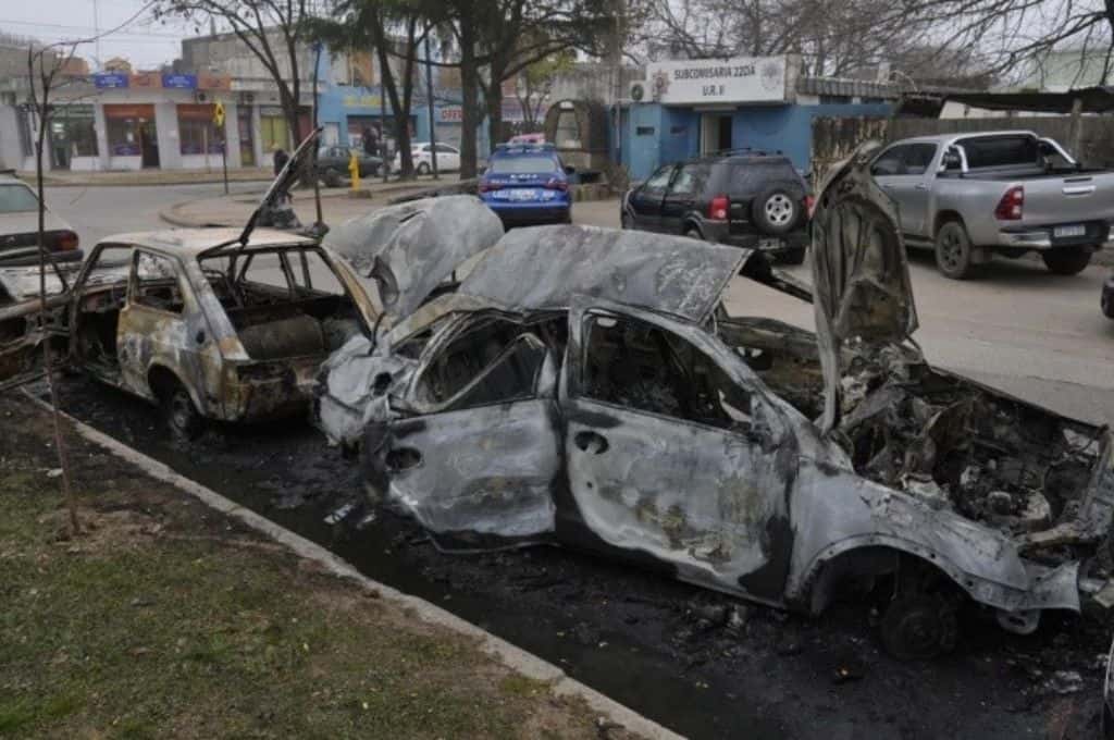 Prendieron fuego tres autos frente a la subcomisaría 22ª de Rosario