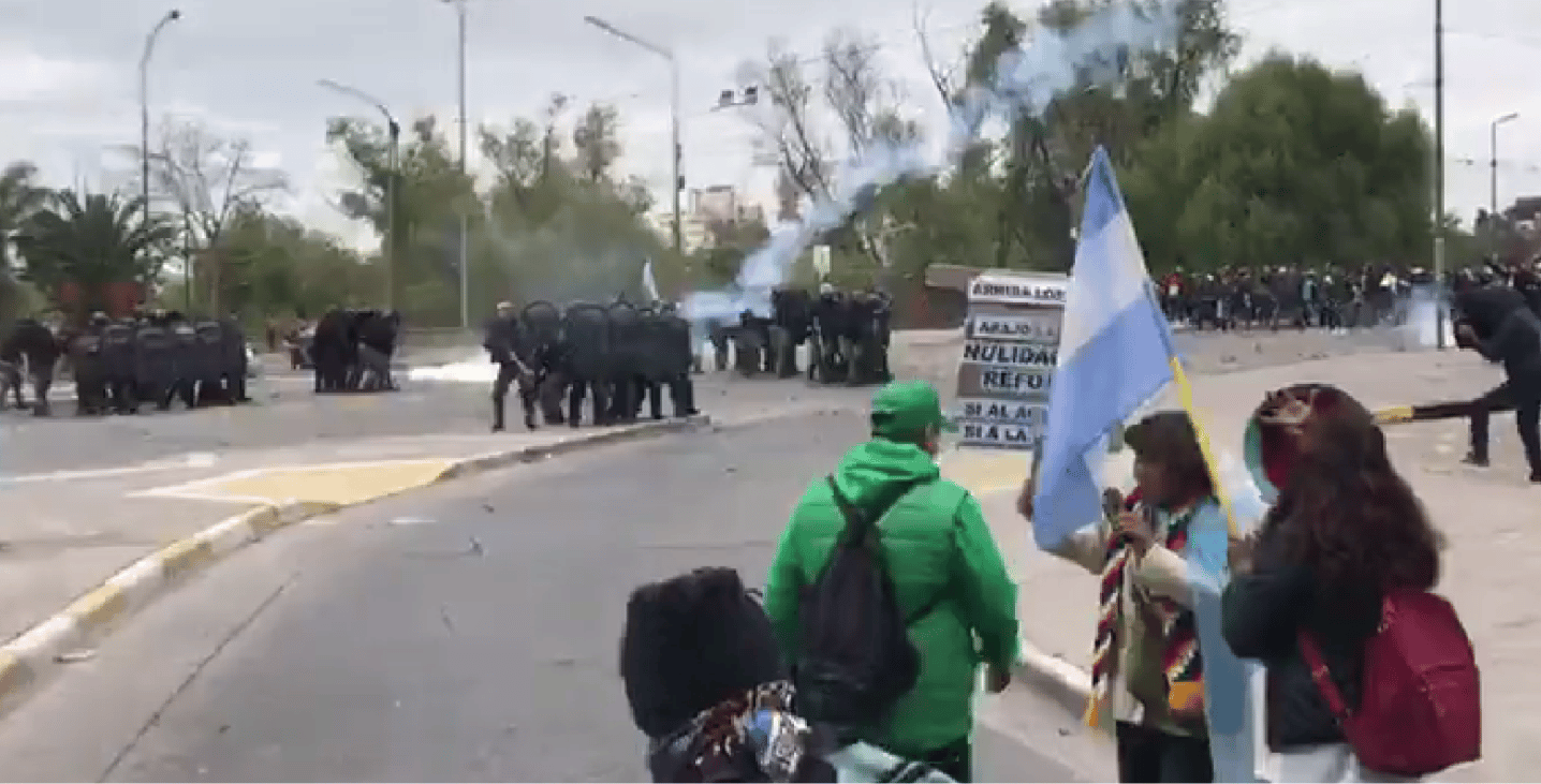 Jujuy: partidarios de Milagro Sala atacaron el edificio de la legislatura