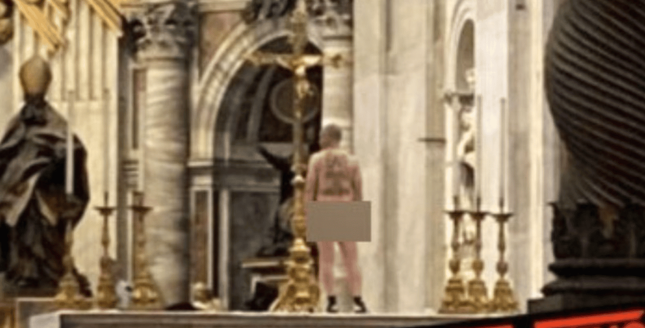 Video viral: se desnudó en la Basílica de San Pedro para protestar por la muerte de niños ucranianos
