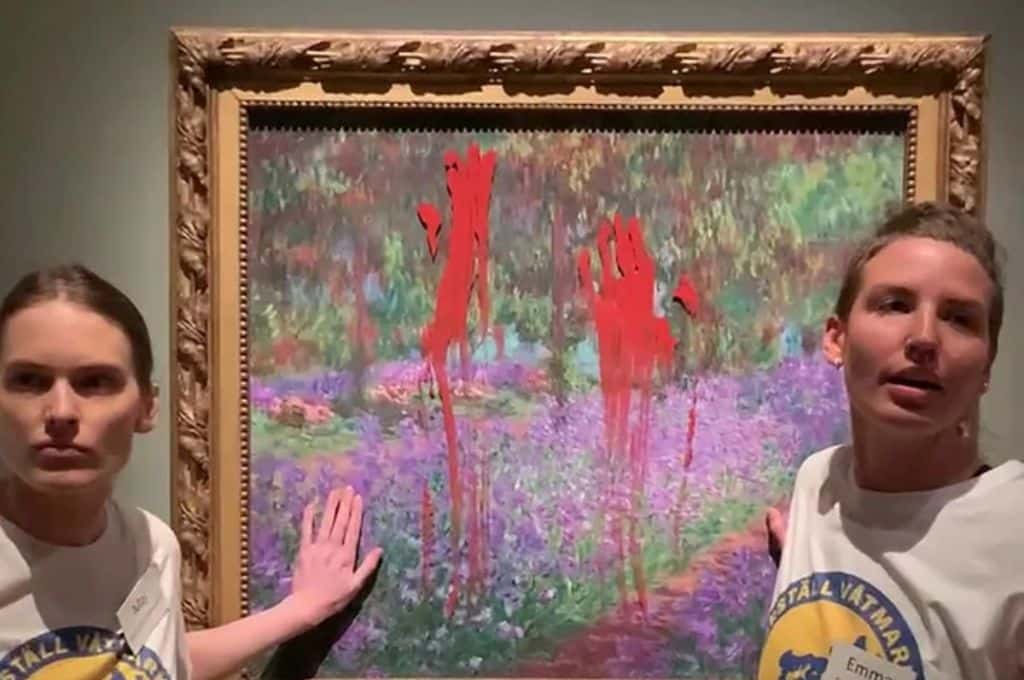 Video: activistas mancharon y se pegaron a un cuadro de Monet en Suecia