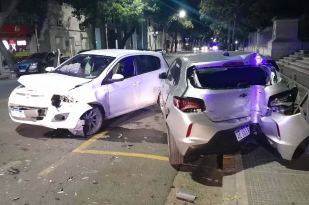 Un borracho chocó contra un auto estacionado y su acompañante terminó con fractura de cráneo