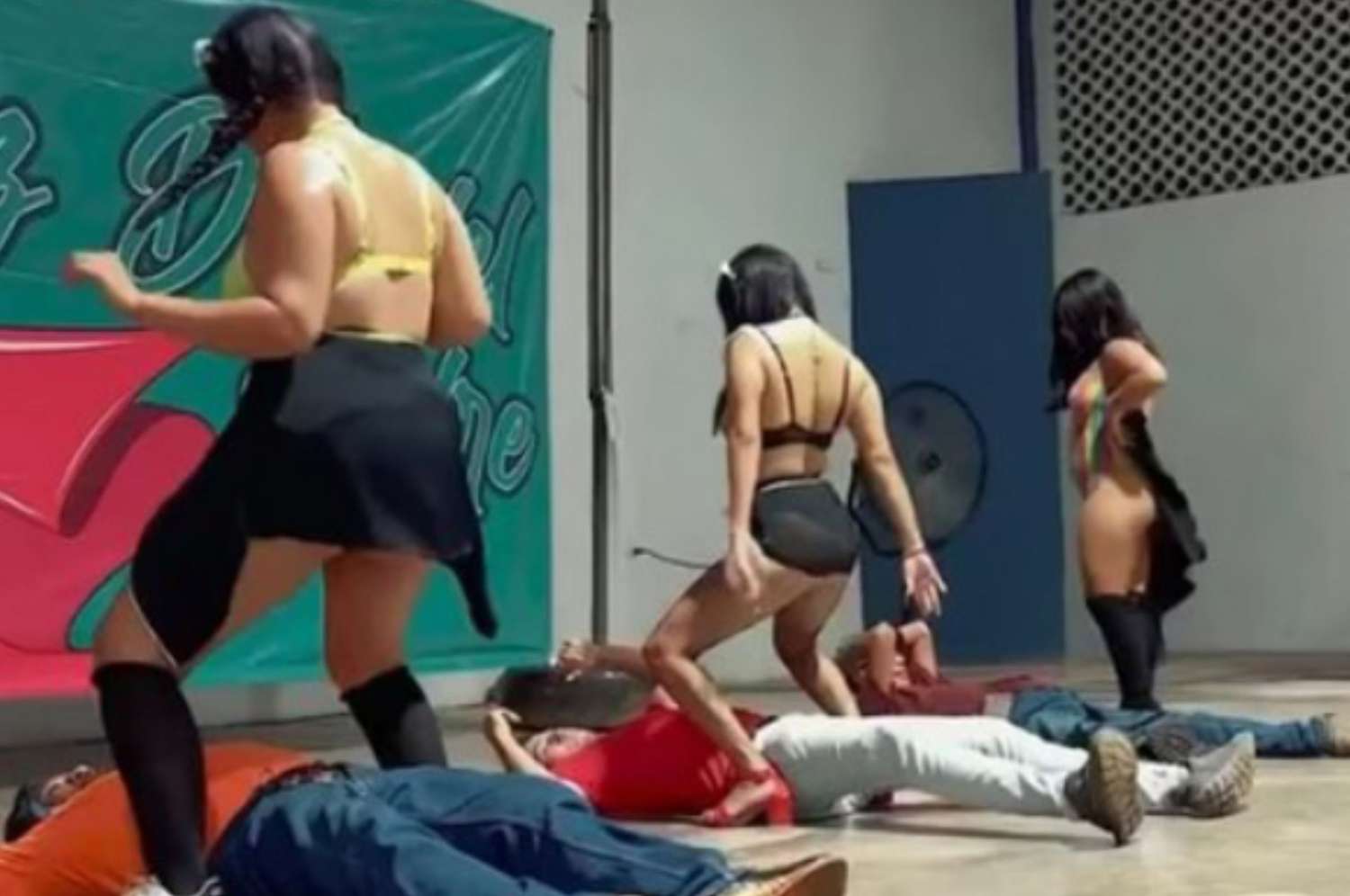 Escandaloso video: un alcalde de Chiapas celebró el Día del Padre con strippers