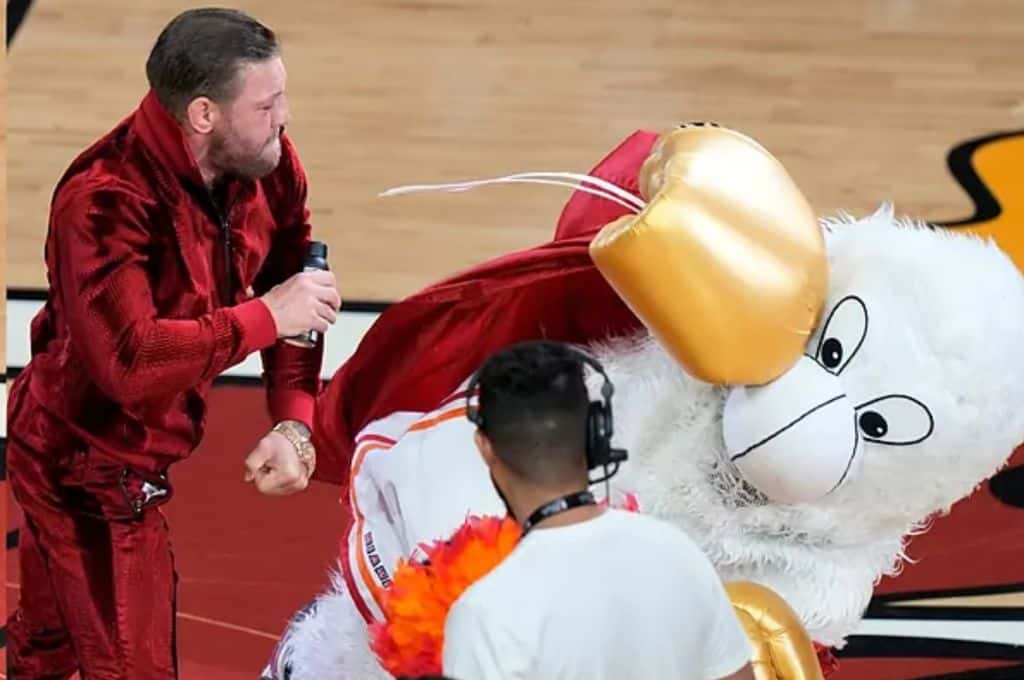 Video: Conor McGregor le pegó dos puñetazos a la mascota de los Miami Heat y la envió al hospital