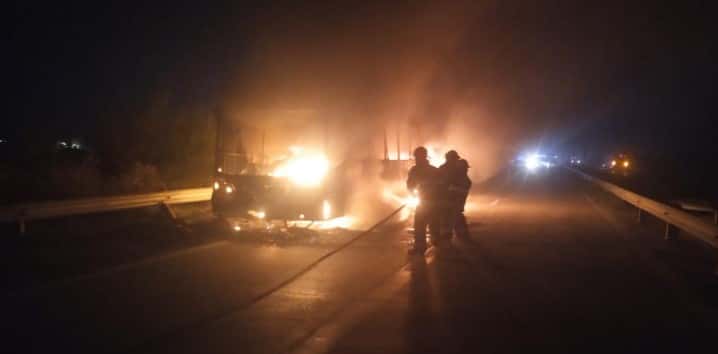 Videos: investigan el incendio “total” de un colectivo en la ciudad de Santa Fe