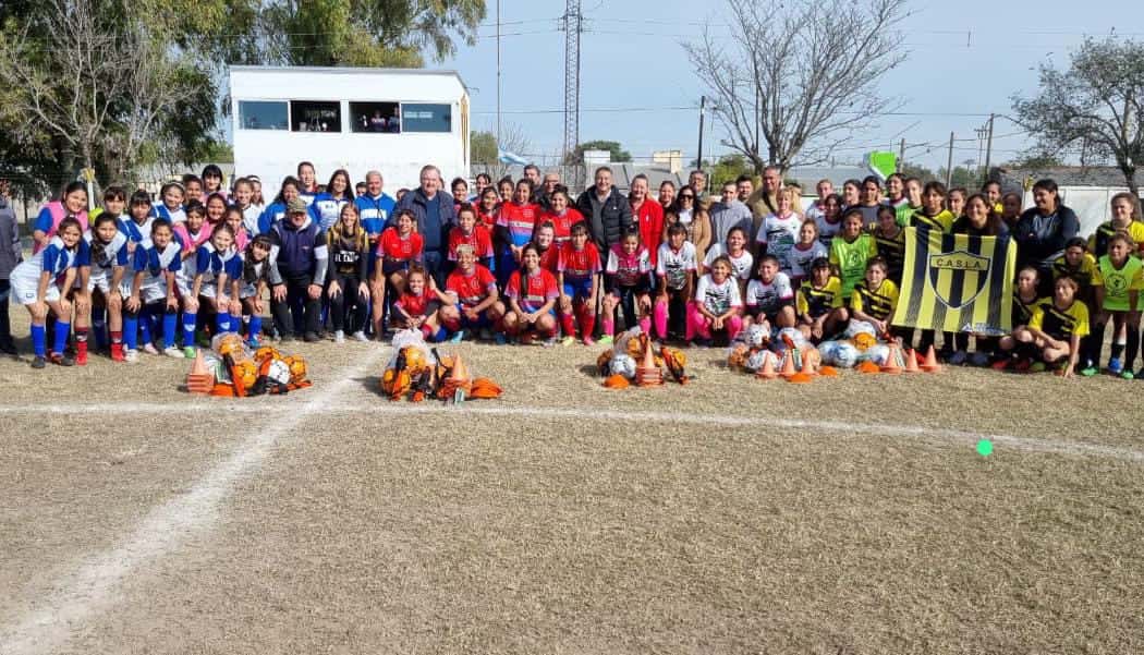Entregaron elementos deportivos a equipos de fútbol femenino de Arrufó y Huanqueros