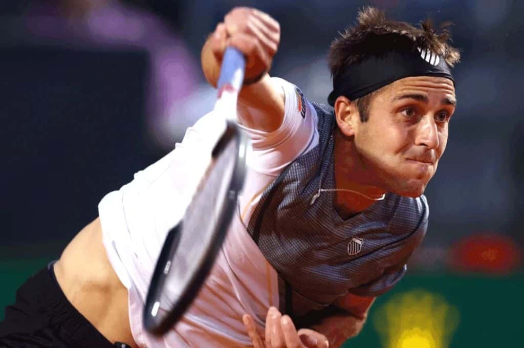 Tomás Etcheverry avanza a la tercera ronda del Roland Garros
