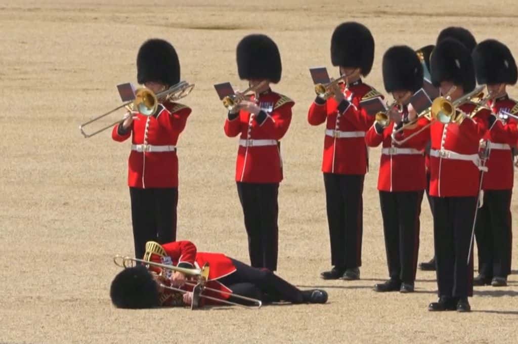 Videos: varios miembros de la Guardia Real se desmayaron en pleno desfile por el intenso calor
